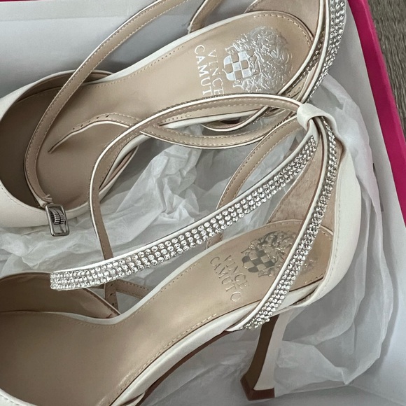 Vince Camuto Women's ketrinda White milk satin Heels size 8 - Picture 2 of 6